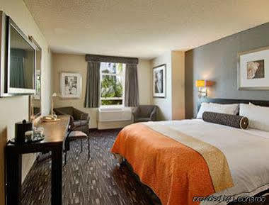 Hotel Ramada Plaza By Wyndham West Hollywood & 3*
