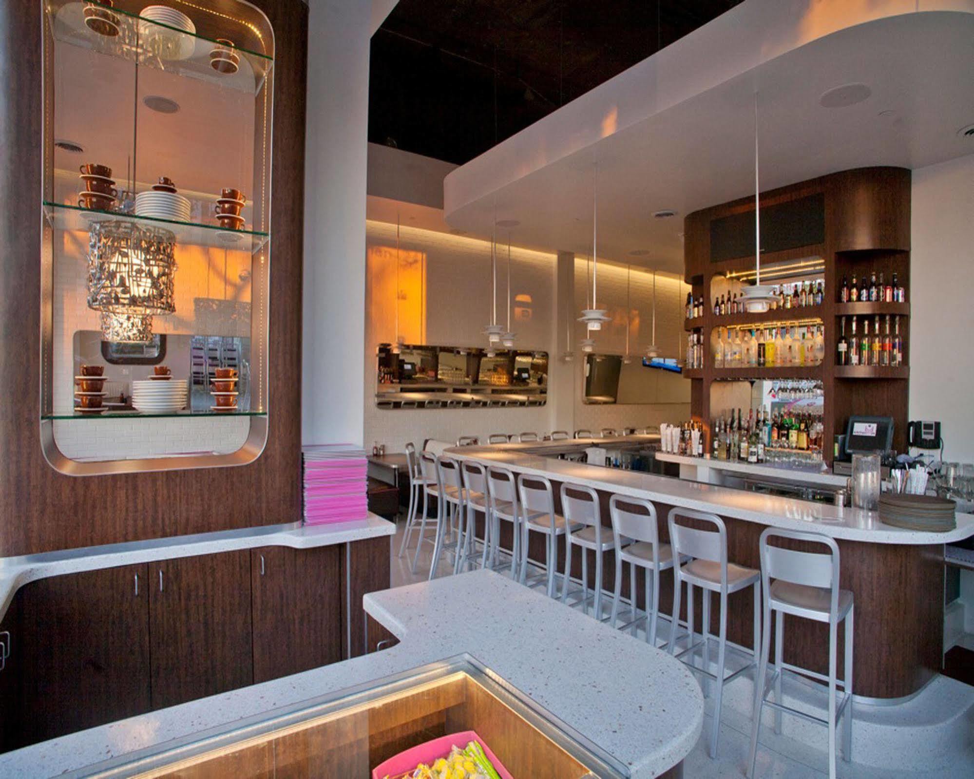 Hotel Ramada Plaza By Wyndham West Hollywood & 3*