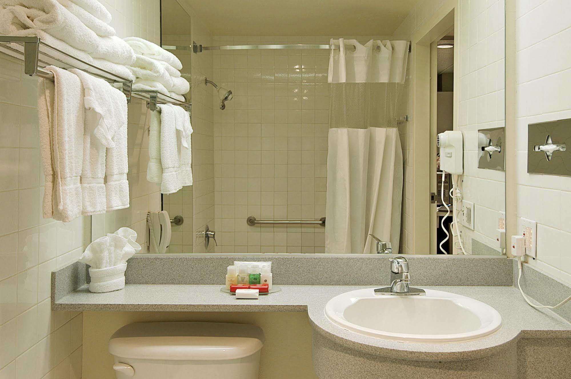 Ramada Plaza By Wyndham West Hollywood & 3* Los Angeles