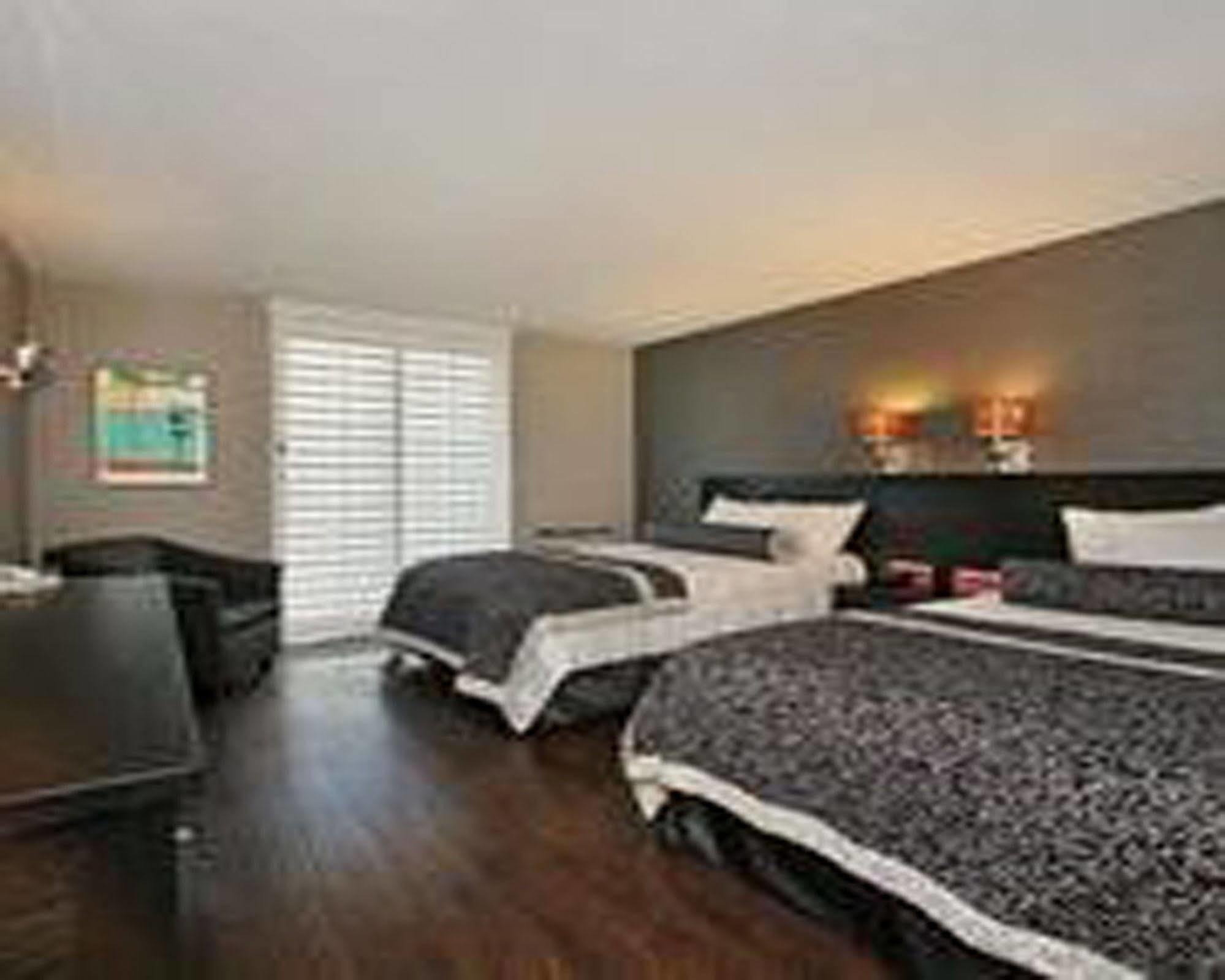 Hotel Ramada Plaza By Wyndham West Hollywood & 3*