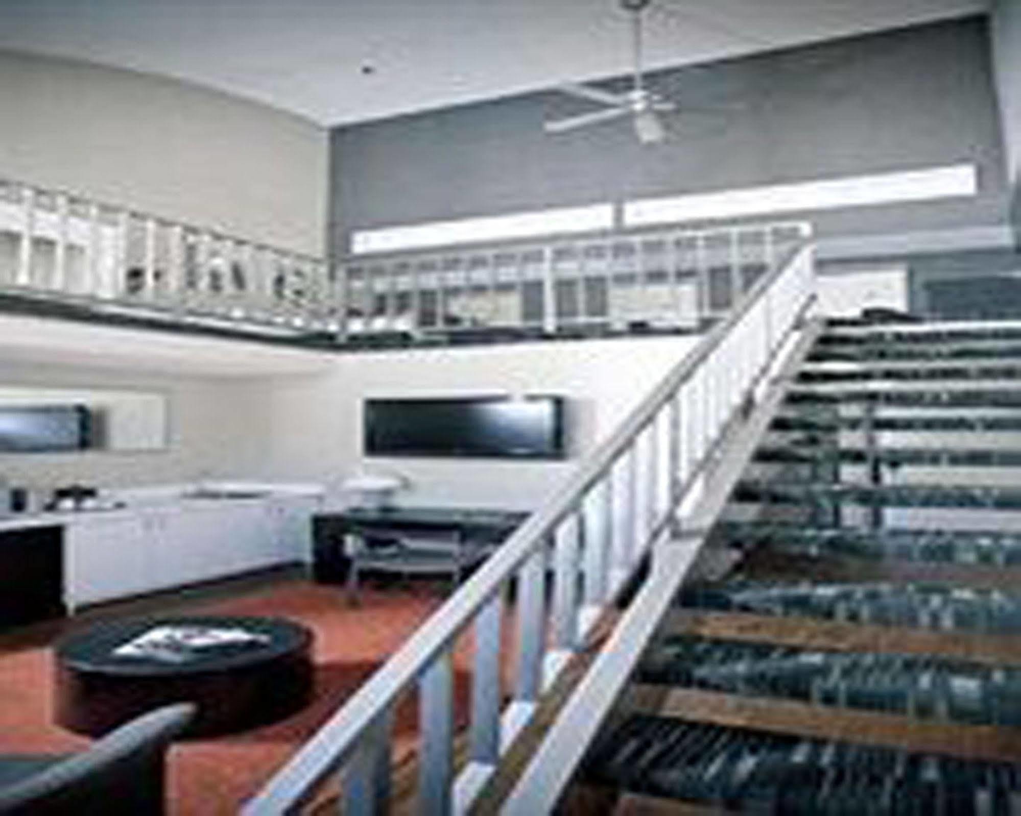 Hotel Ramada Plaza By Wyndham West Hollywood &