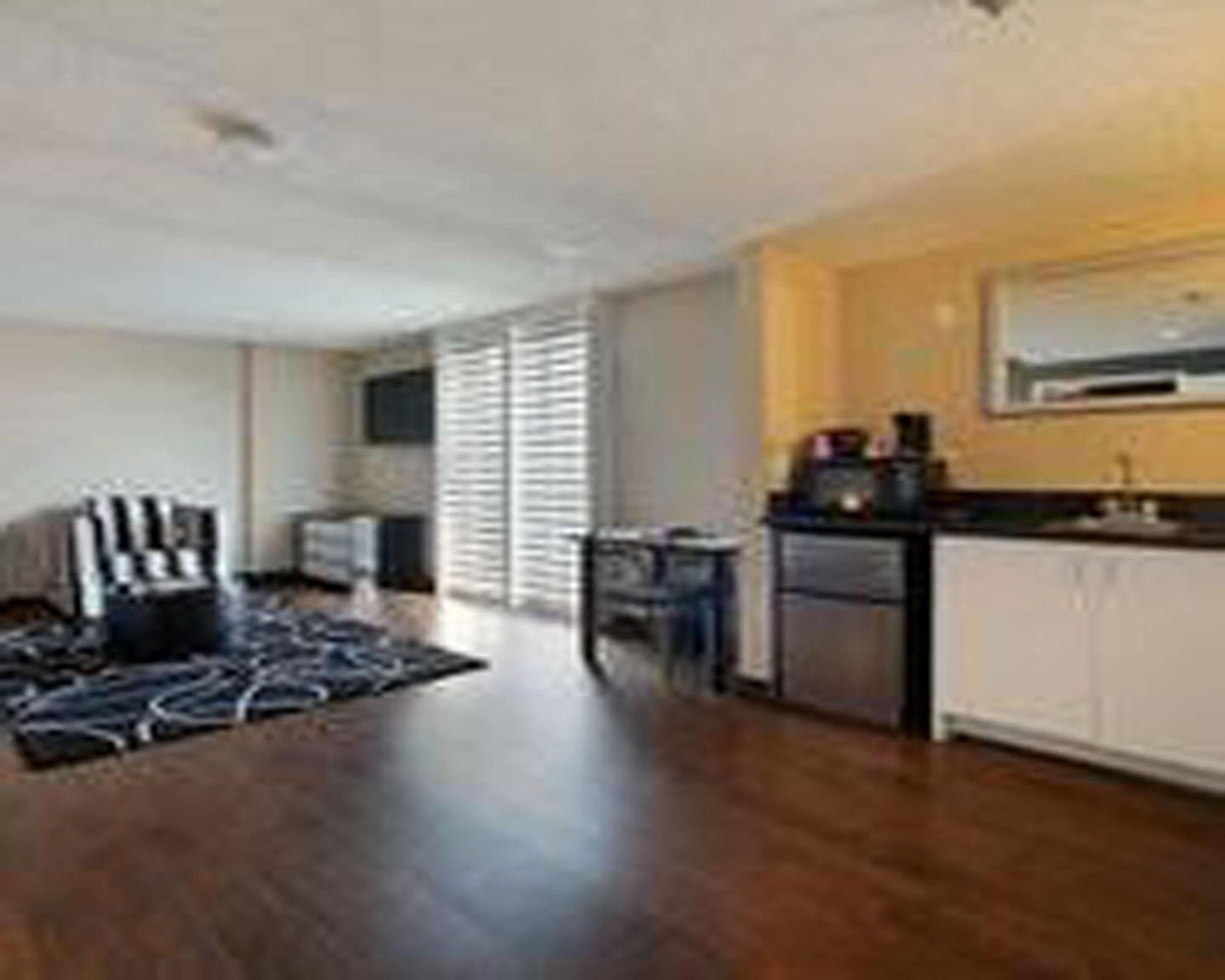 Hotel Ramada Plaza By Wyndham West Hollywood & Los Angeles