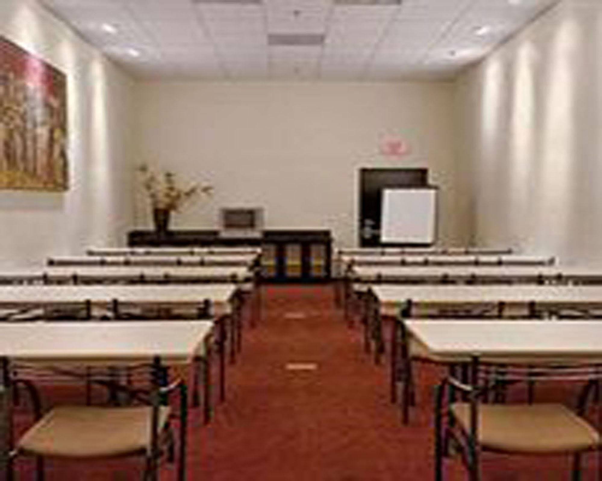 Ramada Plaza By Wyndham West Hollywood &