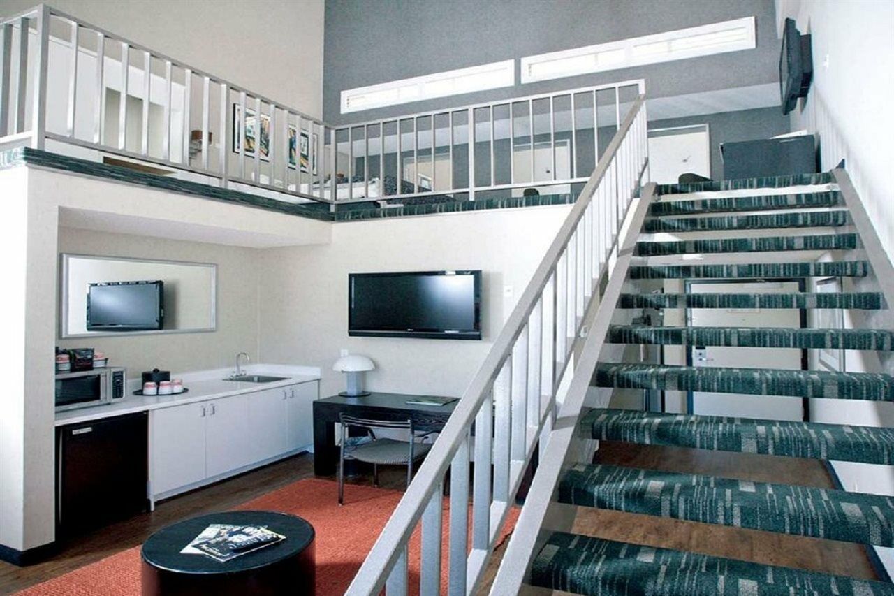 Ramada Plaza By Wyndham West Hollywood & 3* Los Angeles